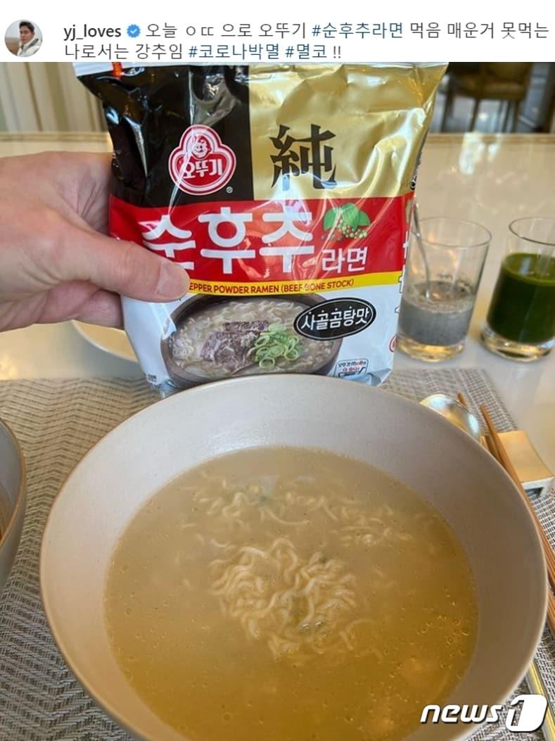 본문 이미지 - 정용진 신세계그룹 부회장이 10일 오후 올린 인스타그램 게시물. 오뚝이처럼 굴하지 않고 '멸공'을 외치겠다는 듯 "'멸코'(코로나 박멸)에는 오뚜기 순후추 라면이 최고다"고 했다.(인스타그램 갈무리) ⓒ 뉴스1