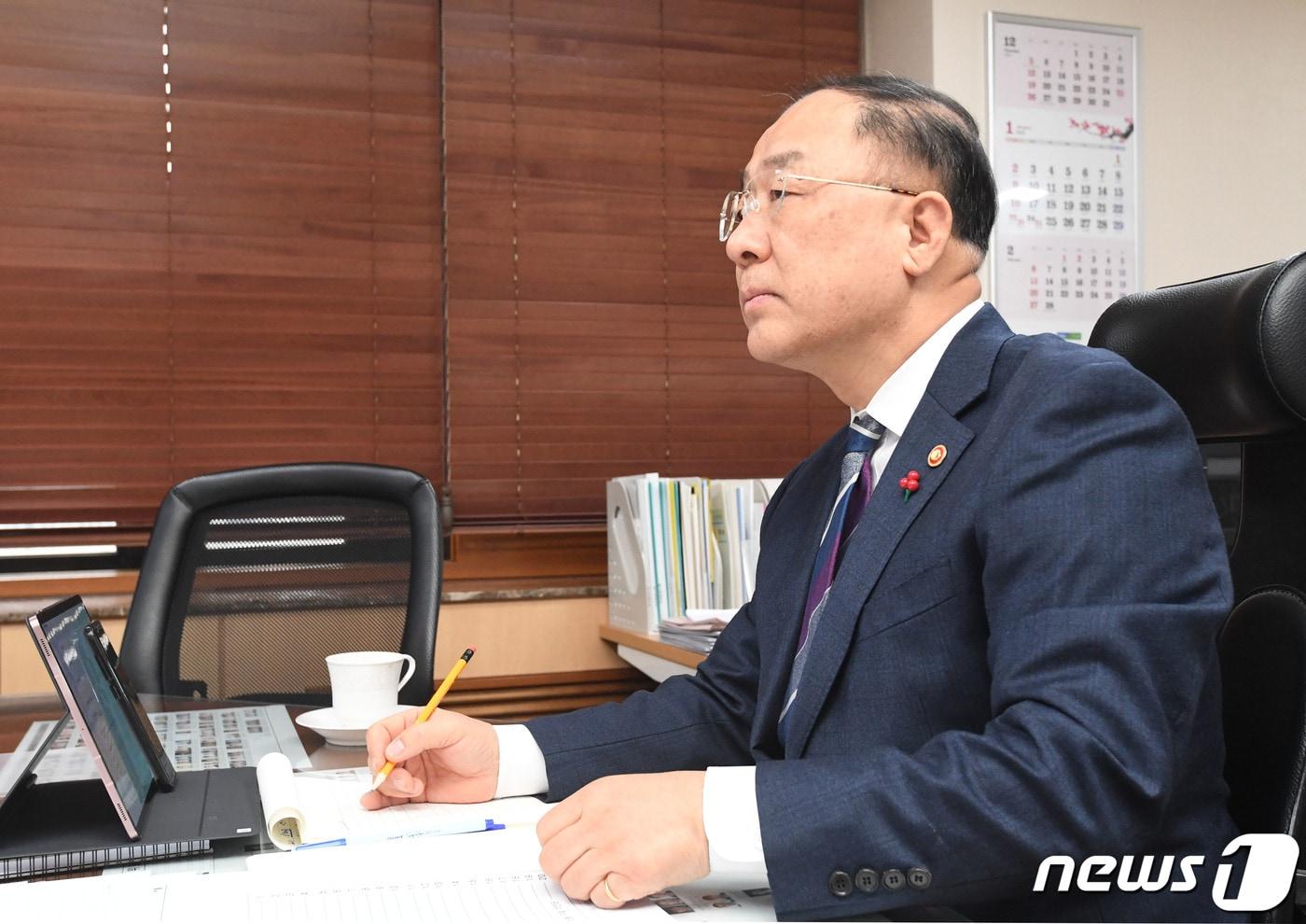 본문 이미지 - 홍남기 경제부총리 겸 기획재정부 장관이 10일 서울 종로구 정부서울청사에서 화상으로 기획재정부 확대간부회의를 주재하고 있다. (기획재정부 제공) 2022.1.10/뉴스1