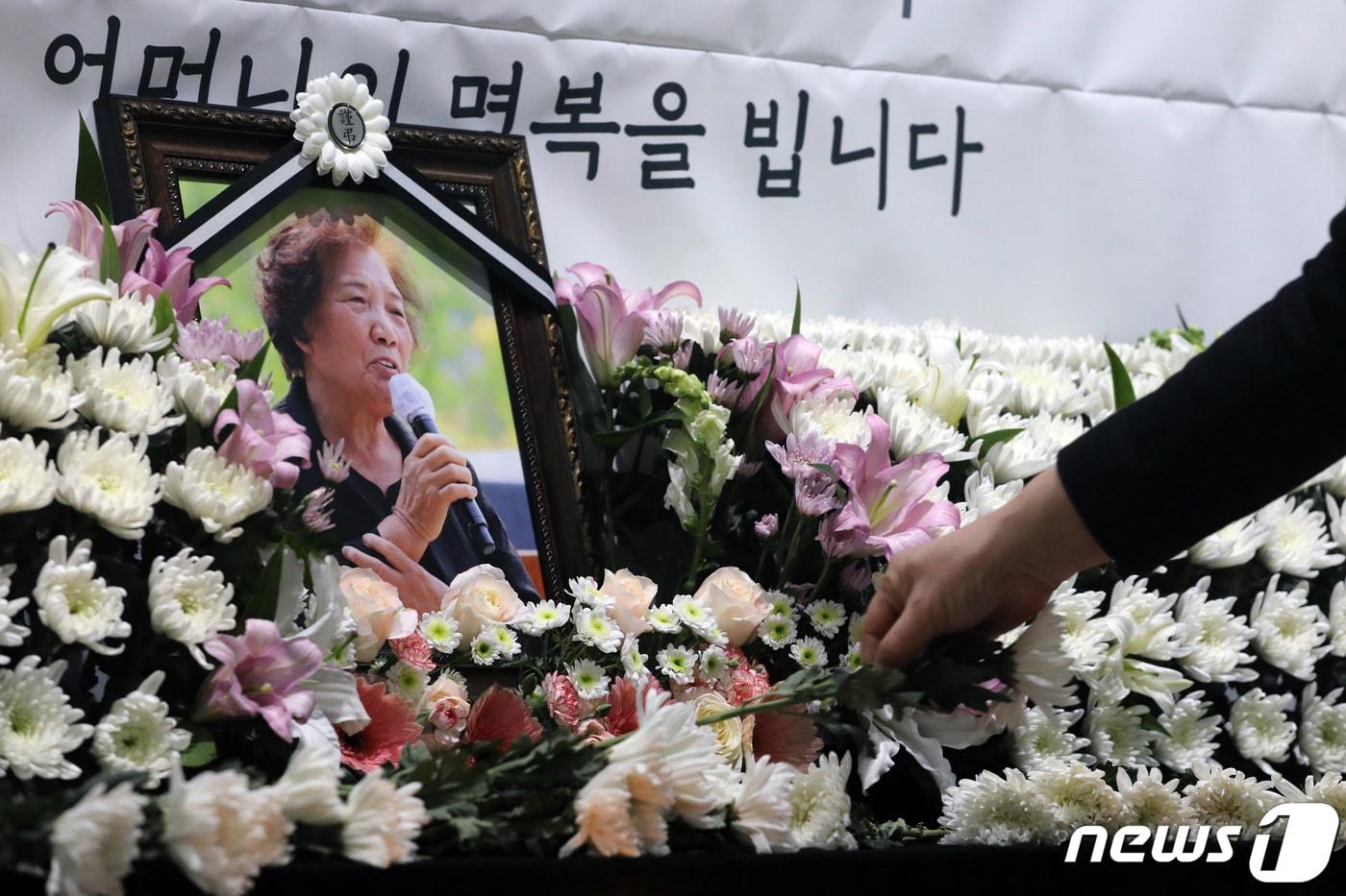 본문 이미지 - 10일 서울 마포구 이한열기념관에 마련된 고(故) 이한열 열사 어머니 배은심 여사 시민분향소에서 추모객이 헌화를 하고 있다. 지난 9일 별세한 배 여사의 장례는 사회장으로 치러진다. 2022.1.10/뉴스1 ⓒ News1 황기선 기자