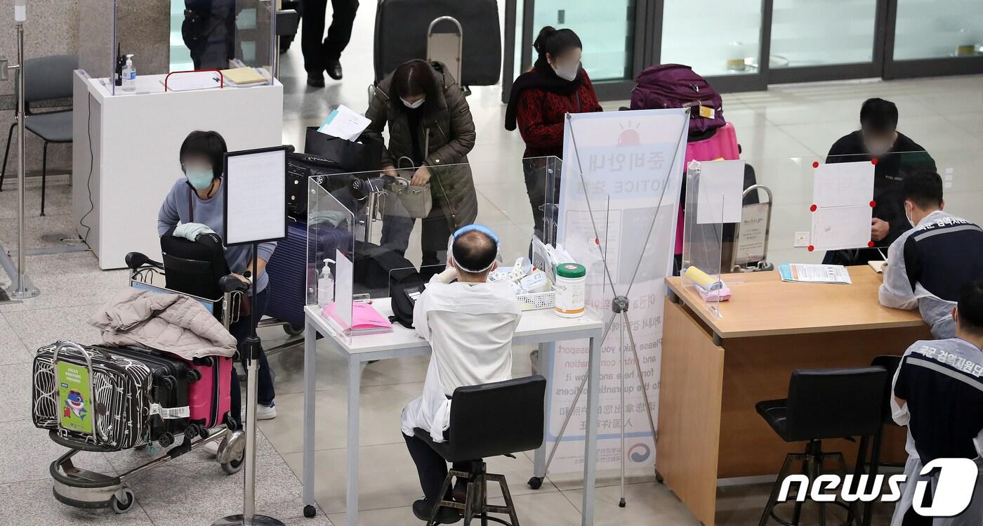 본문 이미지 - 지난 10일 인천국제공항 1터미널에서 해외 입국자들이 이동하고 있다. /뉴스1 ⓒ News1 김진환 기자