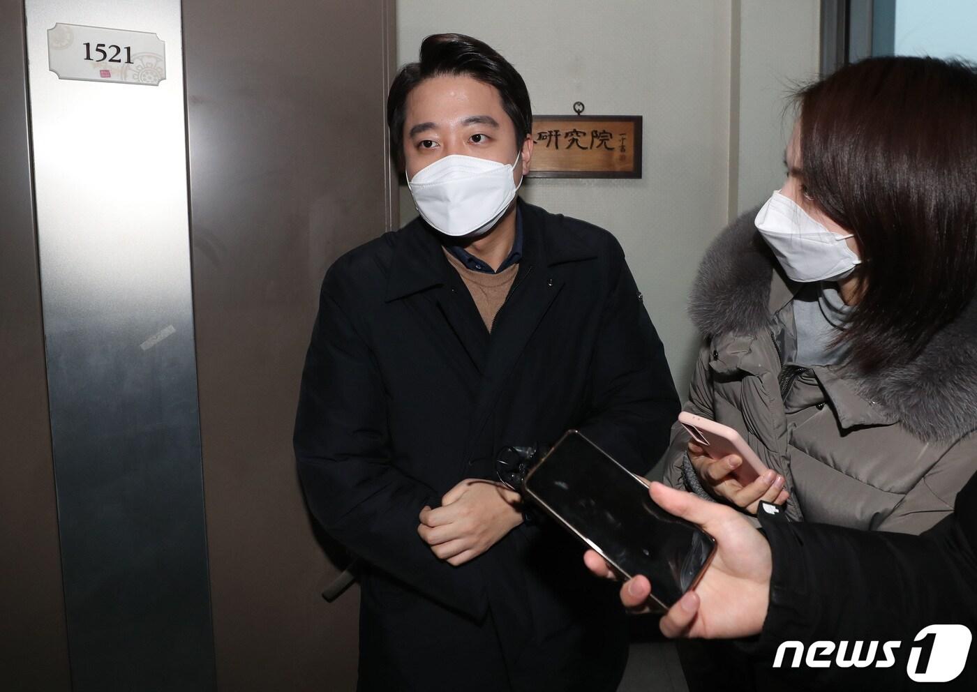 이준석 국민의 힘 대표가 10일 오후 서울 종로구의 한 오피스텔에 위치한 김종인 전 총괄선거대책위원장의 사무실에서 김 전 위원장과 면담을 마친 뒤 사무실을 나서고 있다. 2022.1.10/뉴스1 ⓒ News1 국회사진취재단