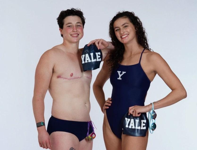 본문 이미지 - 여성에서 남성으로 성전환하기 위해 가슴 절제술을 받은 수영 선수 아이작 헤니그(왼쪽). (인스타그램 갈무리) ⓒ 뉴스1