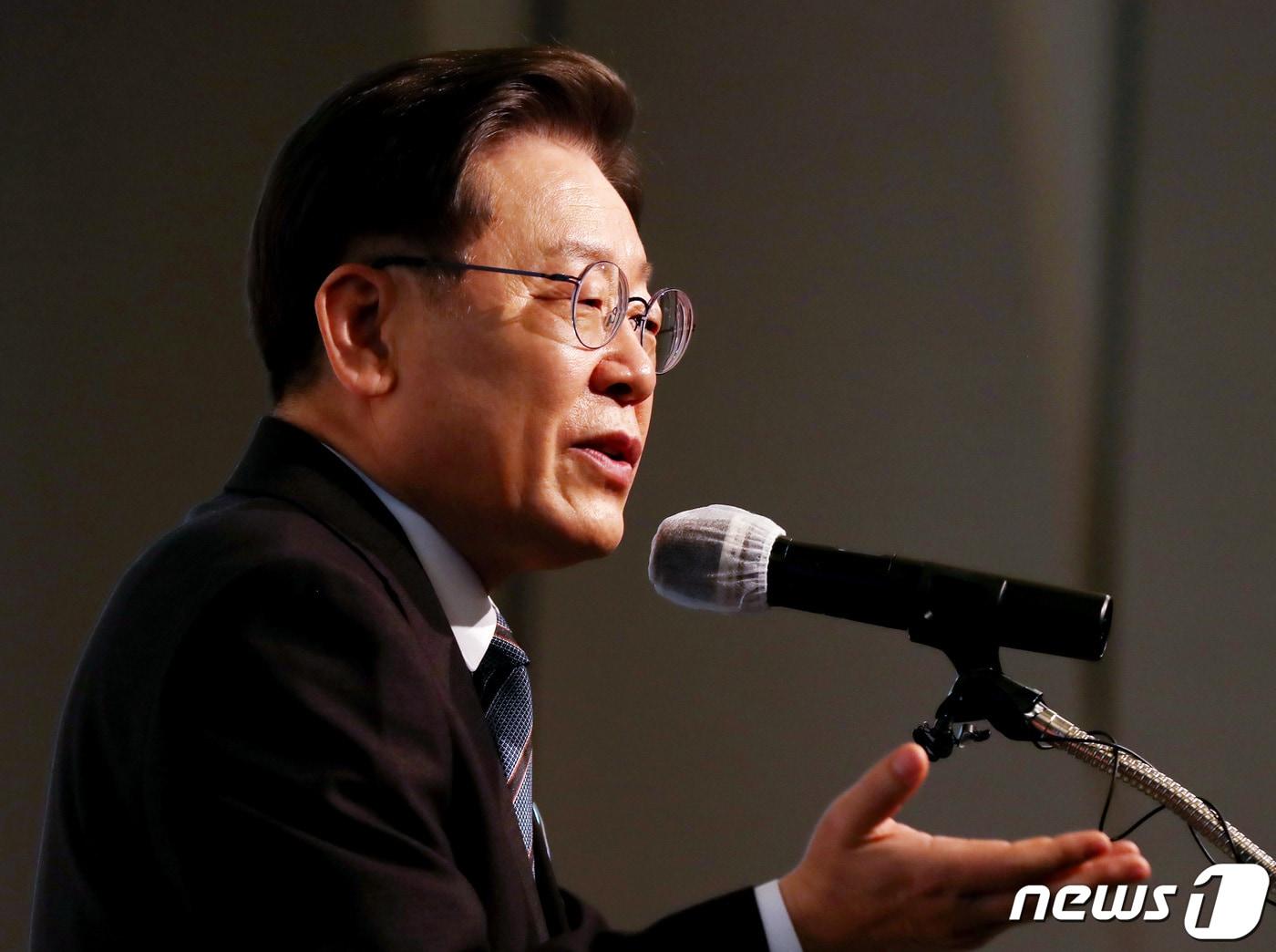 본문 이미지 - 이재명 더불어민주당 대선 후보가 11일 오전 인천시 연수구 쉐라톤 그랜드 인천호텔에서 열린 '제20대 대선후보 초청 새얼아침대화 강연회'에서 강연하고 있다. 2022.1.11/뉴스1 ⓒ News1 인천사진공동취재단