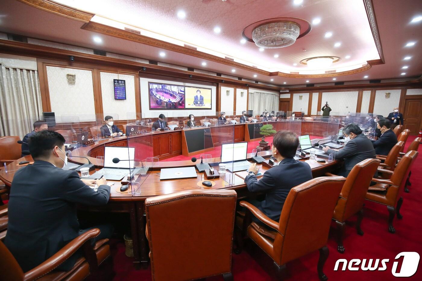 본문 이미지 - 11일 오전 서울 종로구 정부서울청사에서 세종-서울간 영상으로 국무회의가 열리고 있다. 2022.1.11/뉴스1 ⓒ News1 성동훈 기자
