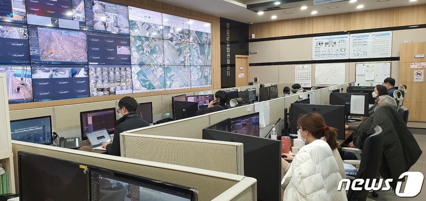 본문 이미지 - 11일 충북 음성군이 안전사각지대 해소를 위해 지능형 선별관제시스템을 확대 운용한다고 밝혔다. 음성군통합관제센터 모습.(음성군 제공)2022.1.11/ⓒ 뉴스1