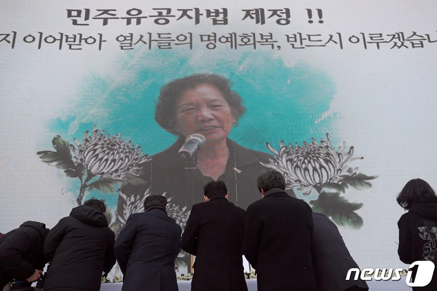 본문 이미지 - 지난해 1월11일 오전 광주 동구 5·18민주광장에서 열린 이한열 열사 어머니 고(故) 배은심 여사 사회장 노제에서 추모객들이 헌화하고 있다. 2022.1.11/뉴스1 ⓒ News1