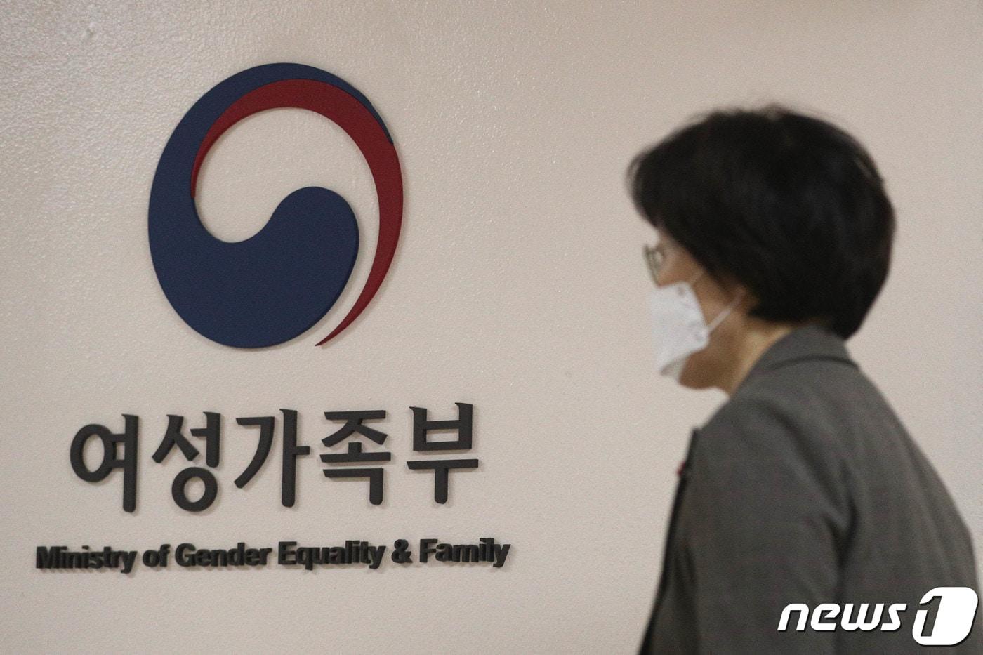 11일 오후 서울 종로구 정부서울청사 여성가족부 로고 앞으로 정영애 여성가족부 장관이 지나가고 있다.2022.1.11/뉴스1 ⓒ News1 성동훈 기자