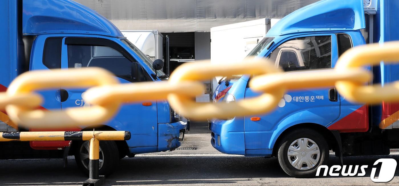 11일 서울시내의 한 CJ대한통운 물류센터에 택배차량들이 멈춰서 있다. 민주노총 서비스연맹 전국택배노조 CJ대한통운본부가 설 명절 대목을 앞두고 15일째 총파업을 이어가면서 우려했던 '풍선효과'가 현실화하고 있다. 다른 택배회사로 물량이 몰리면서 택배기사들에게 과부하가 걸리고 있다. 2022.1.11/뉴스1 ⓒ News1 박지혜 기자