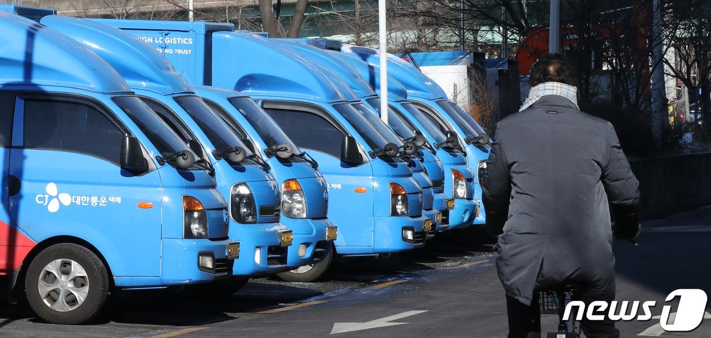 본문 이미지 - 11일 서울시내의 한 CJ대한통운 물류센터에 택배차량들이 멈춰서 있다. 민주노총 서비스연맹 전국택배노조 CJ대한통운본부가 설 명절 대목을 앞두고 15일째 총파업을 이어가면서 우려했던 '풍선효과'가 현실화하고 있다. 다른 택배회사로 물량이 몰리면서 택배기사들에게 과부하가 걸리고 있다. 2022.1.11/뉴스1 ⓒ News1 박지혜 기자