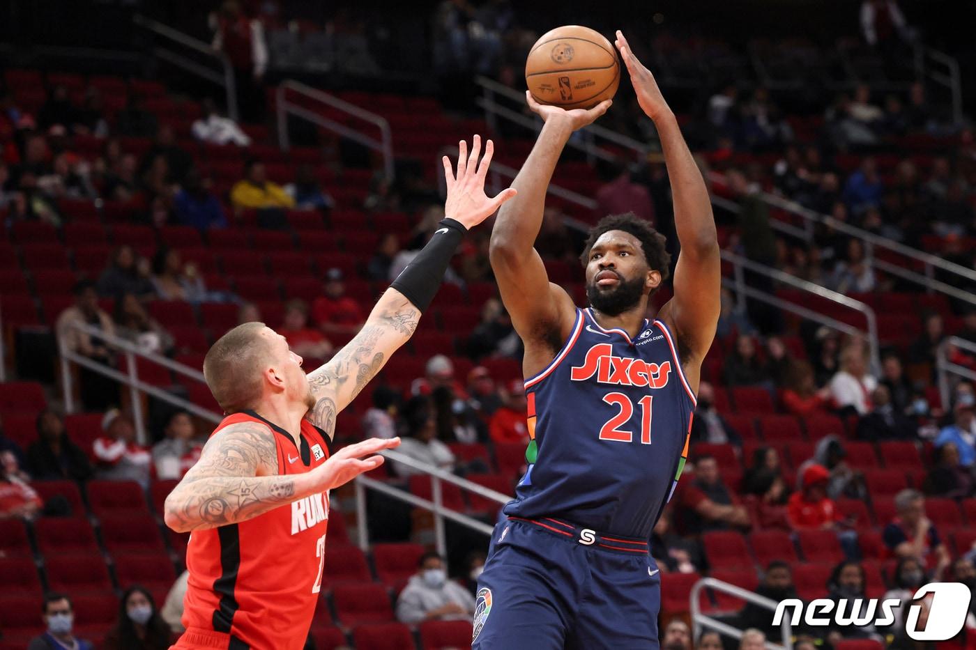 본문 이미지 - 필라델피아 세븐티식서스의 조엘 엠비드. ⓒ 로이터=뉴스1 