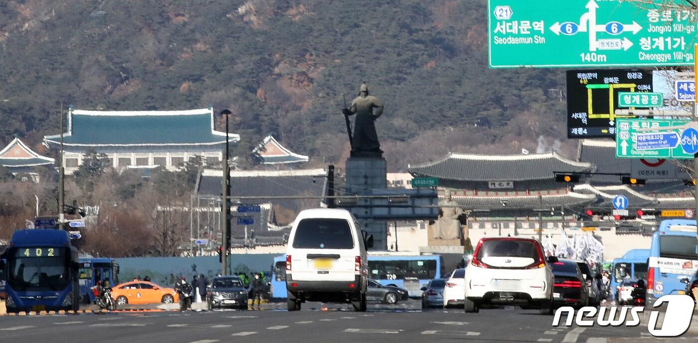 본문 이미지 -  서울 광화문 네거리가 쾌청한 하늘을 보이고 있다. 2022.1.11/뉴스1 ⓒ News1 임세영 기자