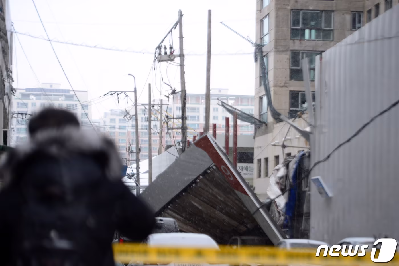본문 이미지 - 11일 오후 광주 서구 화정동 한 아파트 공사현장에서 외벽 붕괴 사고가 발생했다. 사진은 사고가 발생한 아파트 공사현장 모습.2022.1.11/뉴스1 ⓒ News1 정다움 기자