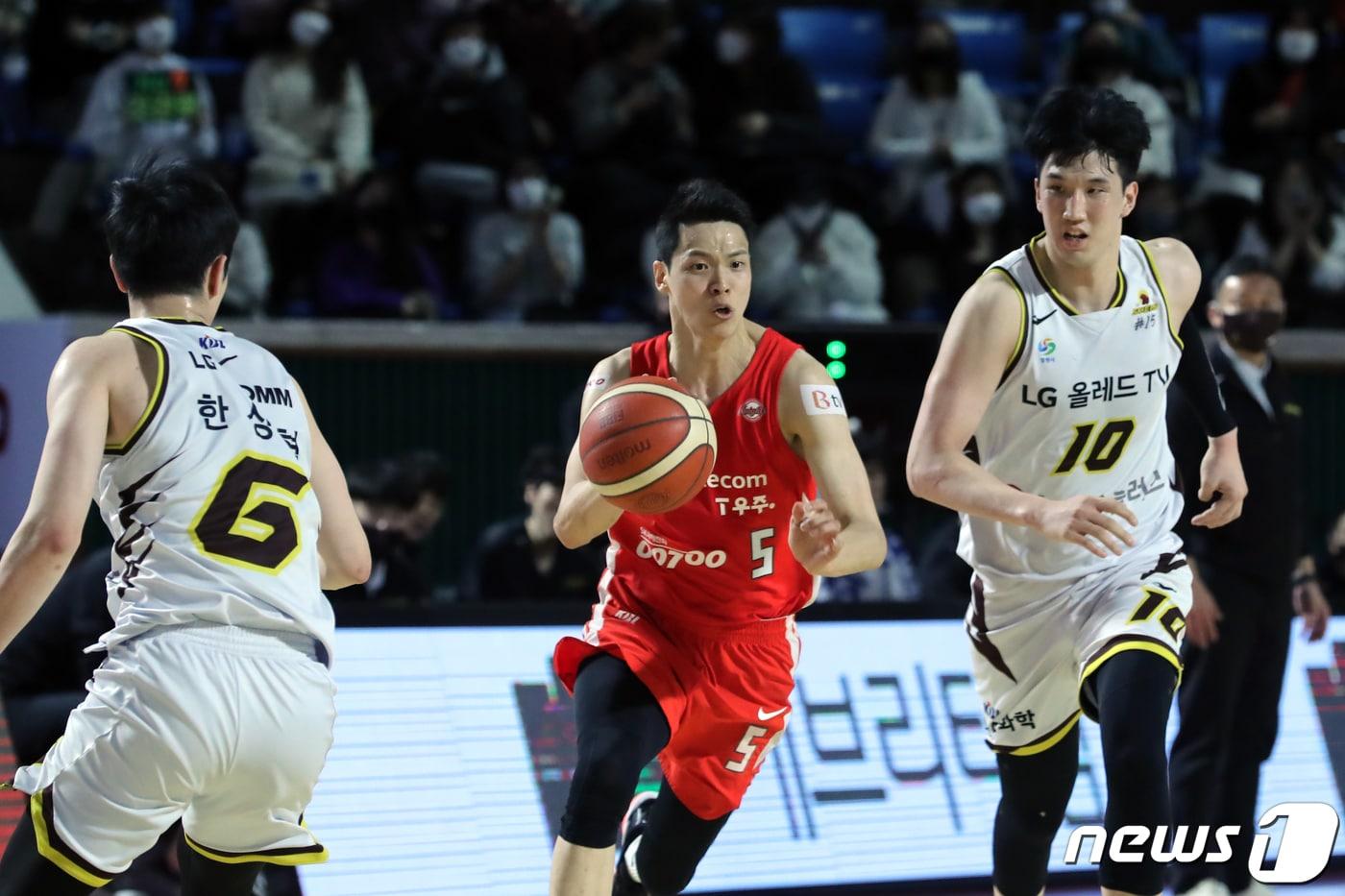 본문 이미지 - 11일 오후 서울 송파구 잠실학생체육관에서 열린 '2021-2022 KGC 인삼공사 정관장 프로농구' 서울 SK와 창원 LG와의 경기에서 SK 김선형이 돌파를 하고 있다. 2022.1.11/뉴스1 ⓒ News1 황기선 기자