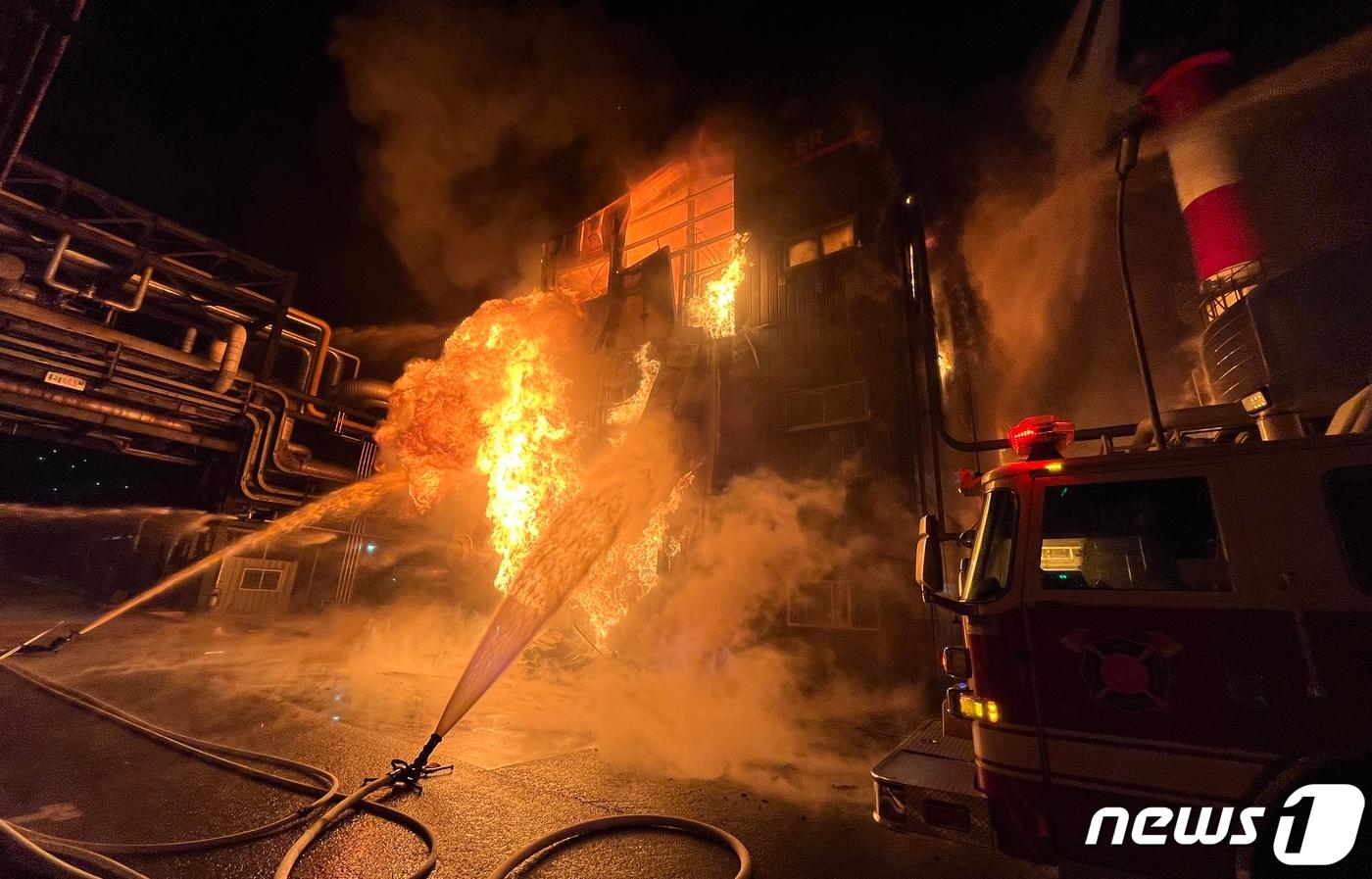 12일 오전 4시21분께 울산시 울주군 온산읍 동남정밀1공장에서 불이 나 소방당국이 진화 작업을 하고 있다.(울산소방본부 제공) ⓒ 뉴스1
