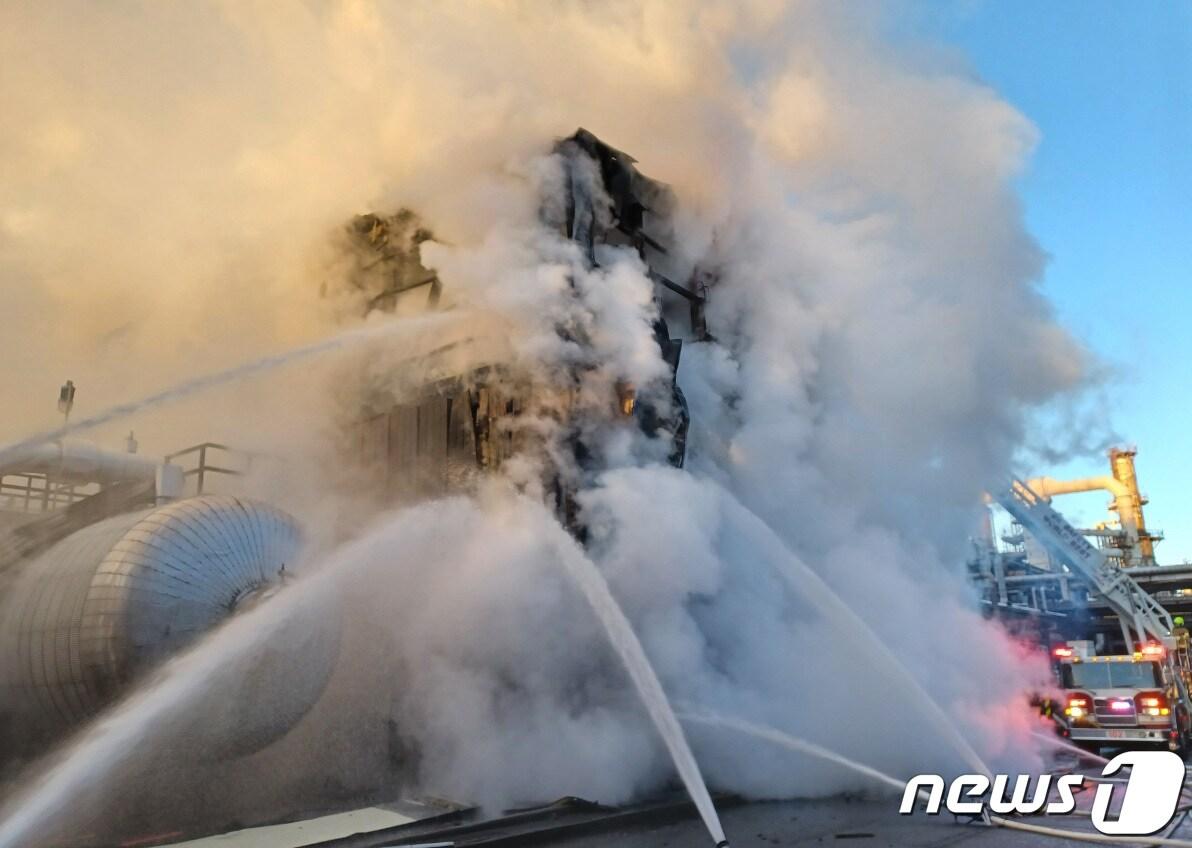 본문 이미지 - 12일 오전 울산시 남구 SK에너지 동력공장 전기관련 설비(에너지저장장치·ESS)에서 화재가 발생, 소방당국이 진화 작업을 하고 있다. (소방청 제공) 2022.1.12/뉴스1