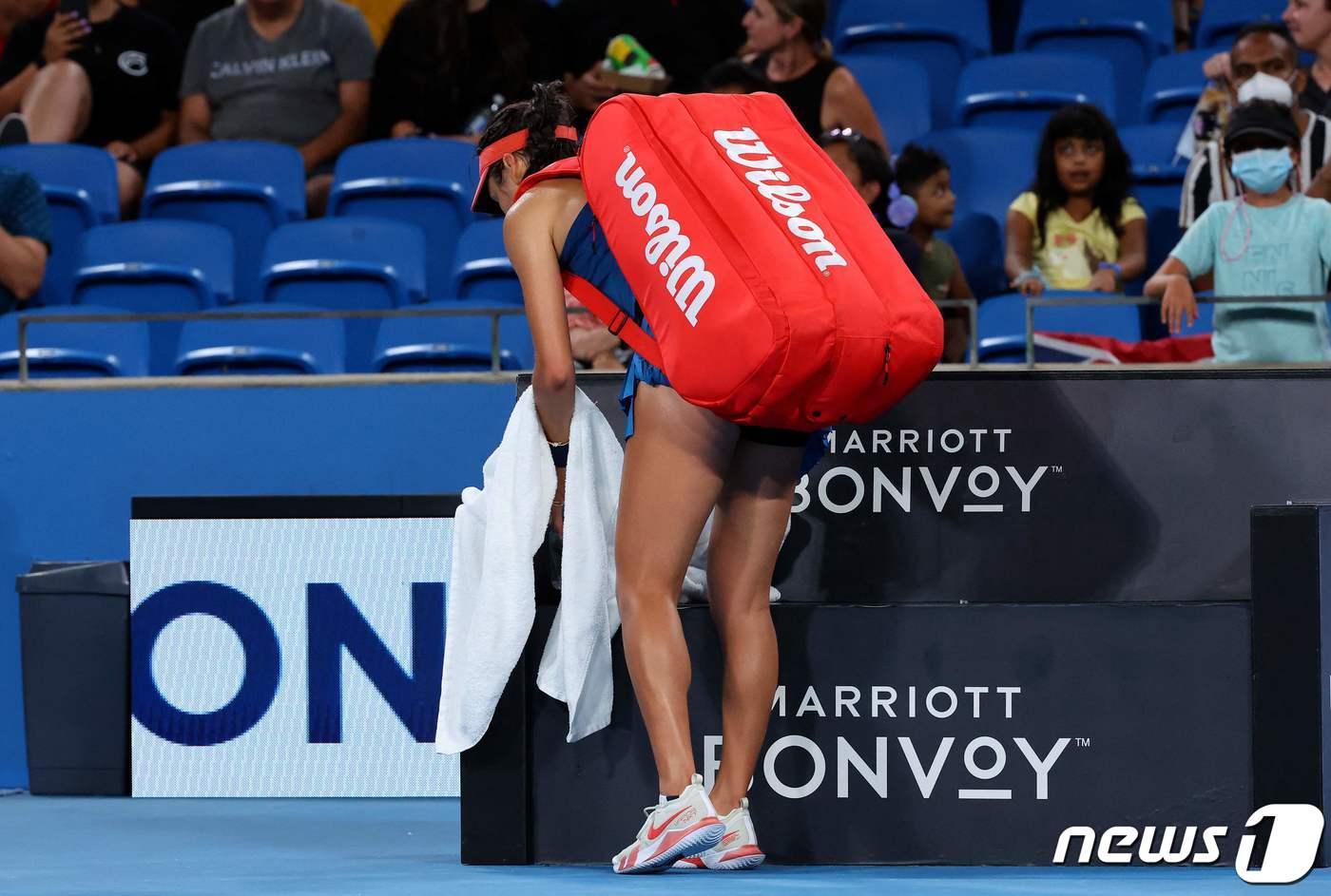 엠마 라두카누가 새해 첫 경기에서 패한 뒤 짐을 싸고 있다. ⓒ AFP=뉴스1