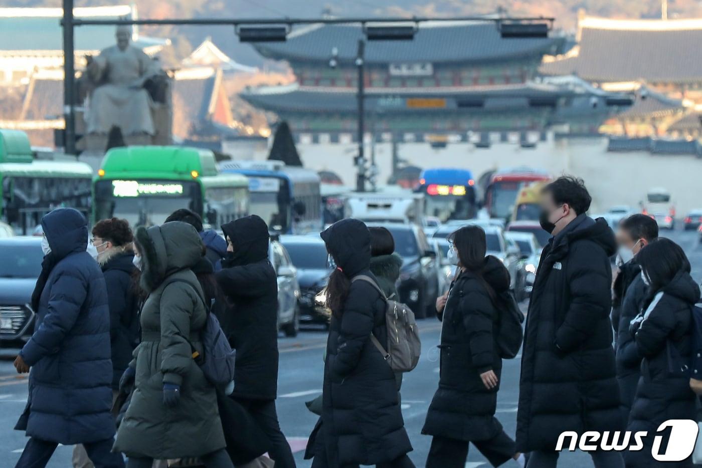 본문 이미지 - 서울 종로구 광화문광장에서 두꺼운 겨울 외투를 챙겨입은 시민들이 출근길 발걸음을 재촉하고 있다. (뉴스1DB) ⓒ News1 민경석 기자