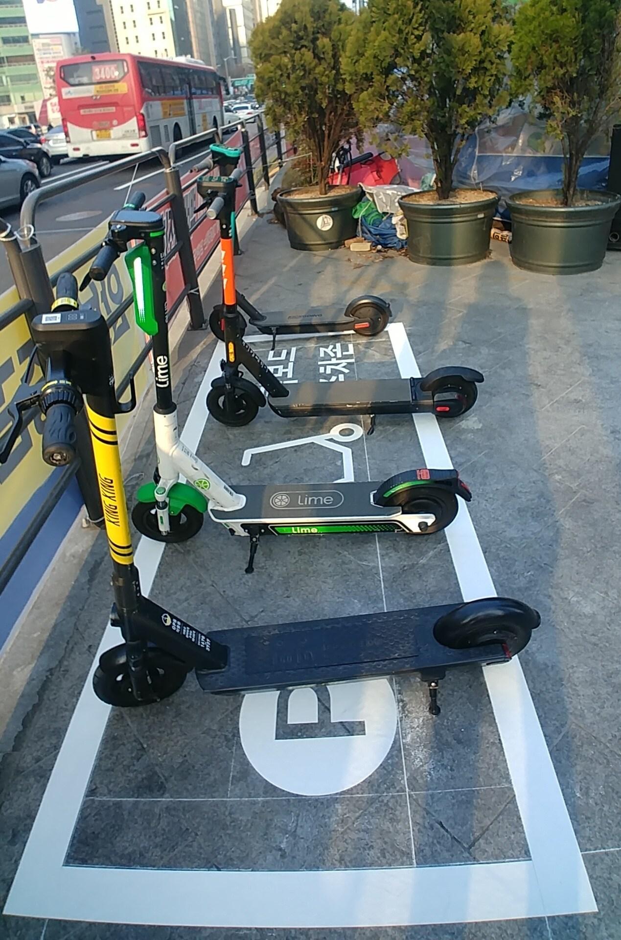 본문 이미지 - 전동킥보드 주차존(서초구 제공).ⓒ 뉴스1