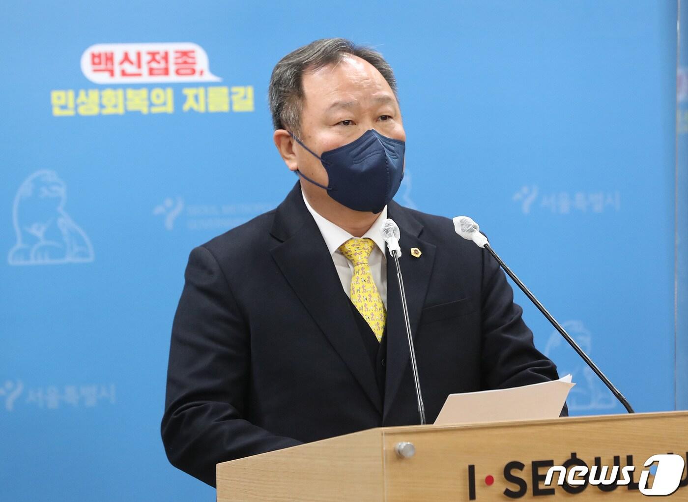 본문 이미지 - 김인호 서울시의회 의장이 12일 서울 중구 서울시청 브리핑룸에서 열린 '서울시 민생지킴 종합대책 발표'에서 발언하고 있다. 2022.1.12/뉴스1 ⓒ News1 이성철 기자