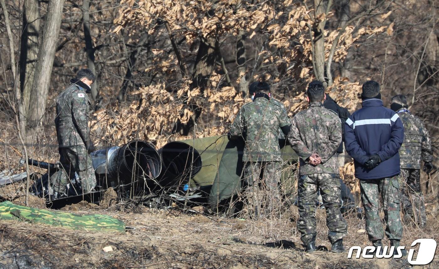 지난 1월 12일 오전 경기도 화성시 관항리 인근 야산에서 군 관곚자들이 F-5E 전투기 추락현장을 살펴보고 있다. 2022.1.12/뉴스1 ⓒ News1 김영운 기자