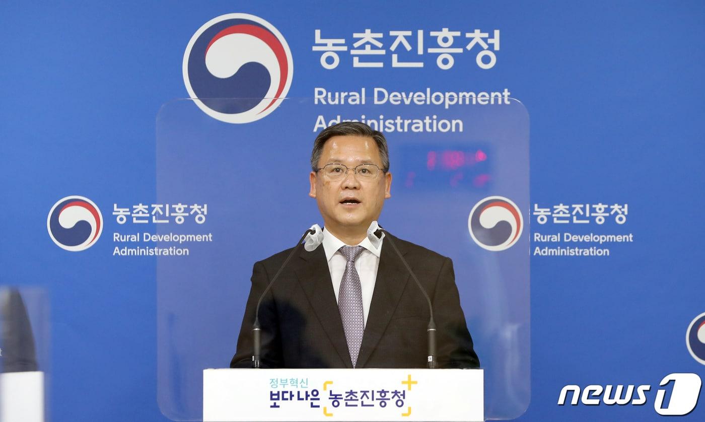 김두호 농촌진흥청 차장이 12일 전북 전주시 농촌진흥청 기자실에서 '2050 탄소중립 실현 농업기술 개발과 현장보급 추진전략' 에 대한 정책브리핑을 하고 있다. (농촌진흥청 제공) 2022.1.12/뉴스1