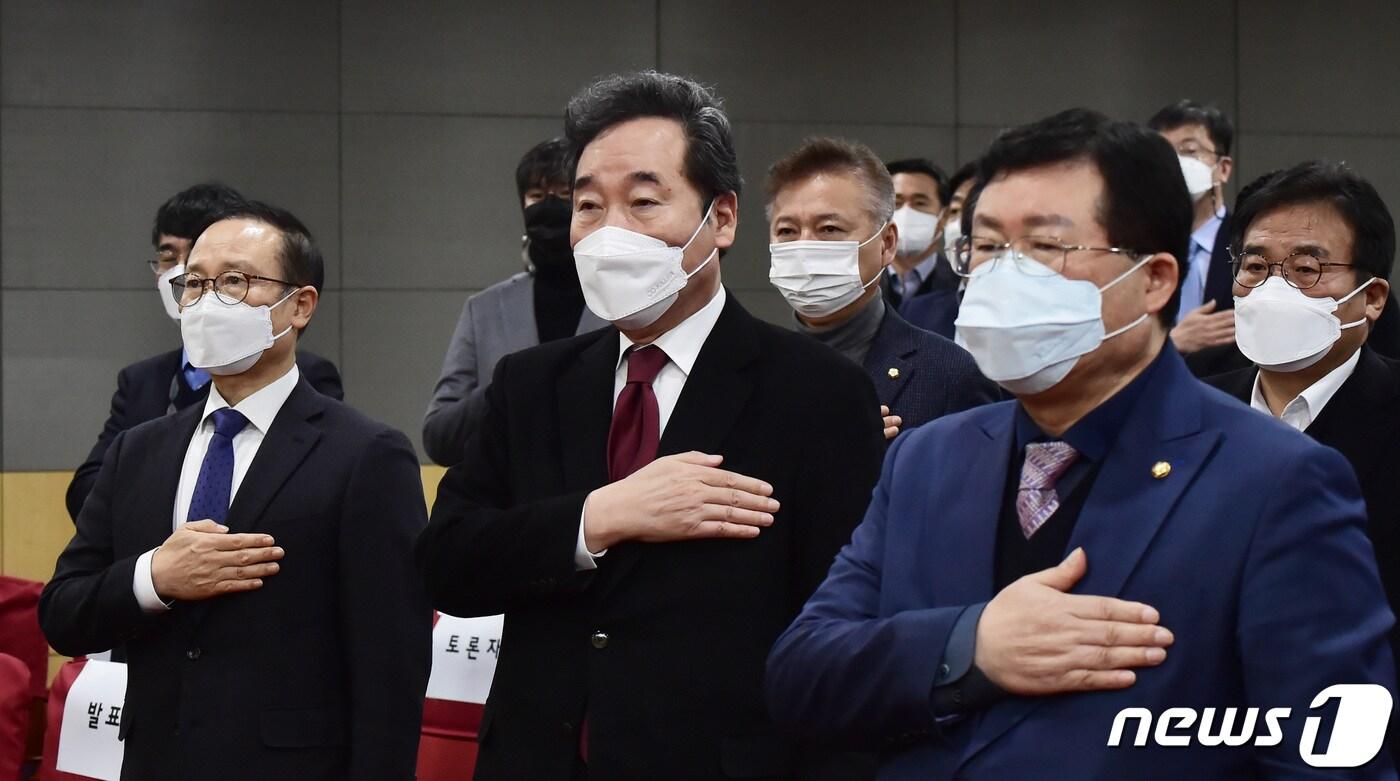 본문 이미지 - 이낙연 더불어민주당 국가비전·국민통합위원회 공동위원장이 12일 서울 여의도 국회 의원회관 제2소회의실에서 열린 국가비전·국민통합위원회 혁신 비전회의 '기술 주도형 혁신경제 실현을 위한 정책간담회'에 참석, 홍영표 수석부위원장, 설훈 부위원장 등 관계 인사들과 함께 국민의례를 하고 있다. 2022.1.12/뉴스1 ⓒ News1 구윤성 기자