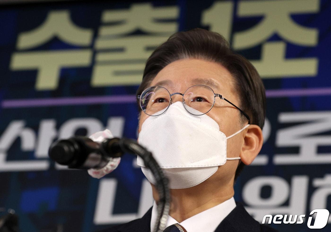 이재명 더불어민주당 대선 후보가 12일 서울 서초구 한국산업기술진흥협회에서 산업 분야 정책 공약 발표를 마치고 취재진의 질문에 답하고 있다. 2022.1.12/뉴스1 ⓒ News1 국회사진취재단