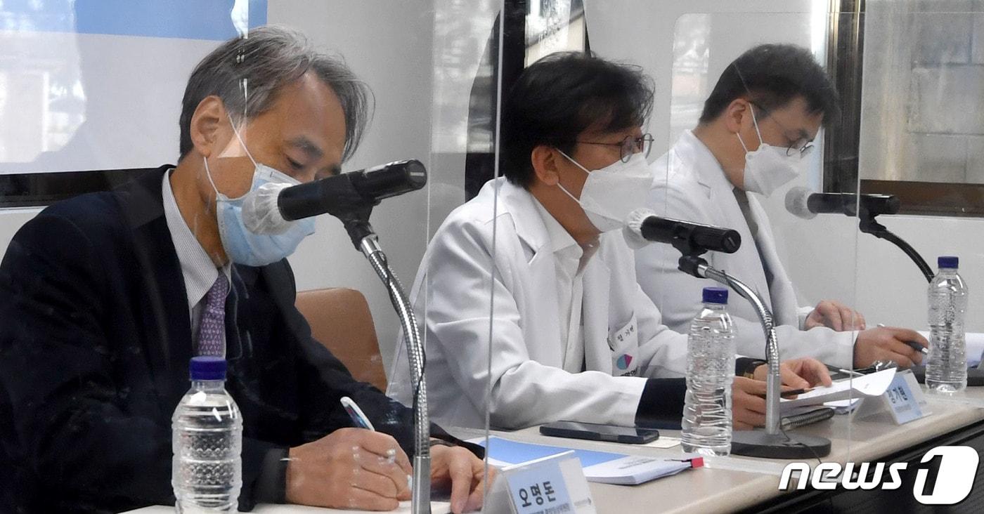 정기현 국립중앙의료원장이 12일 서울 중구 국립중앙의료원에서 열린 신종감염병 중앙임상위원회 기자회견에서 오미크론 변이에 대해 발언하고 있다. 2022.1.12/뉴스1 ⓒ News1 임세영 기자