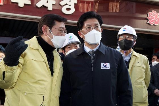 본문 이미지 - 노형욱 국토교통부 장관이 12일 오전 광주 서구 화정동 신축 아파트 붕괴 사고 현장을 둘러보고 있다. 해당 신축 아파트에서는 전날 오후 3시46분쯤 외벽이 붕괴돼 6명이 실종됐다. 2022.1.12/뉴스1 ⓒ News1 정다움 기자
