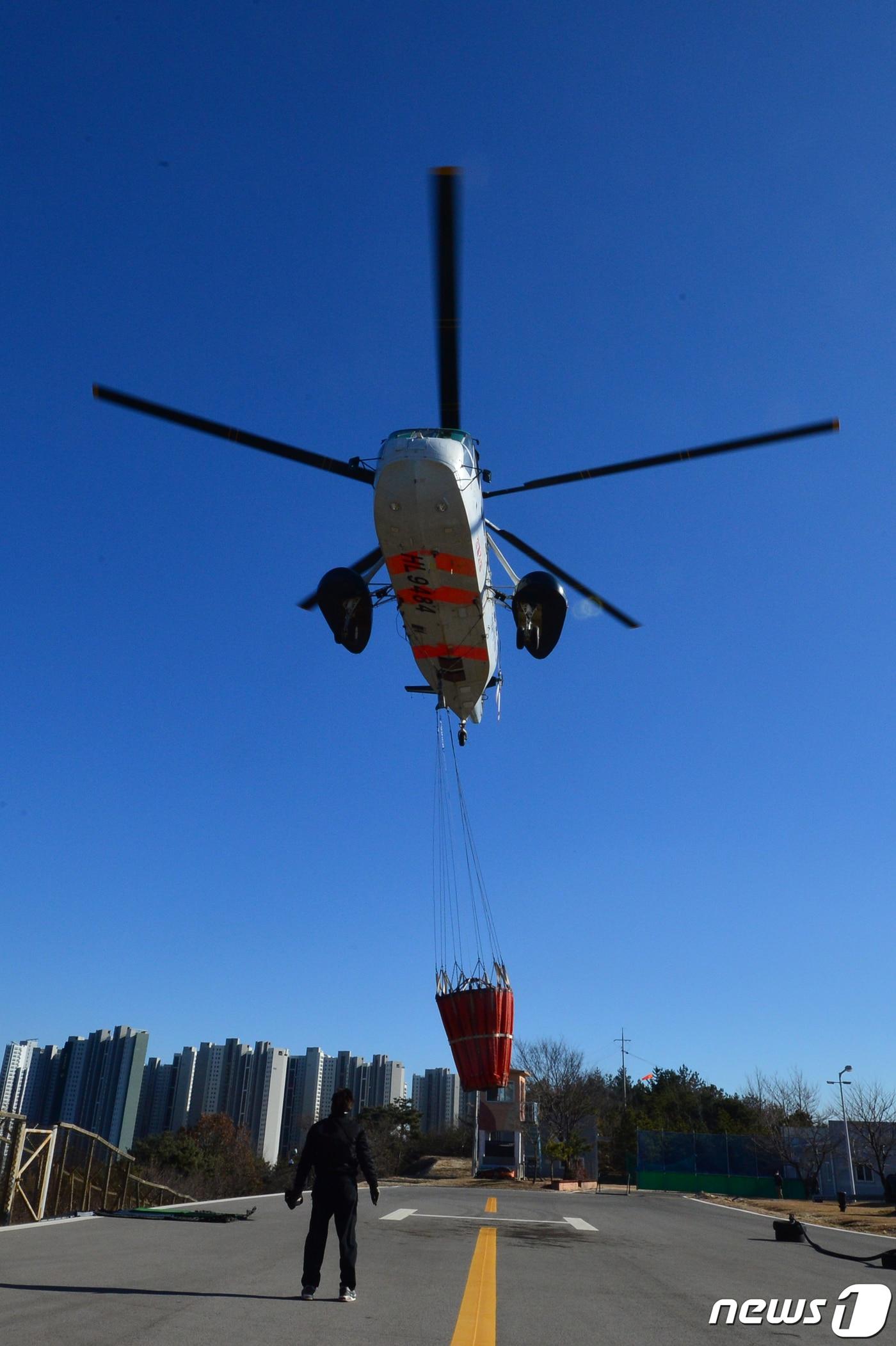 본문 이미지 - 경북 포항시 북구 양덕 정수장 헬기장에서 산불진화헬기가 출동 훈련을 위해 이륙 준비를 하는 모습. &#40;뉴스1 자료, 재판매 및 DB금지&#41;/ 뉴스1 ⓒ News1 최창호 기자