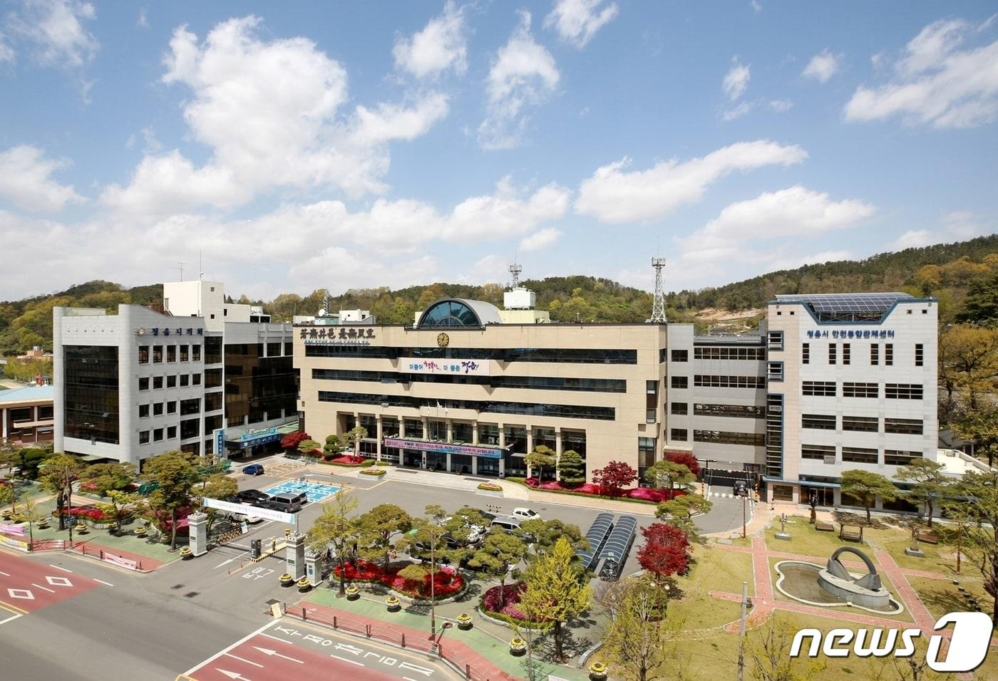 본문 이미지 - 전북 정읍시는 최근 급격한 물가 상승으로 생계비 증가 부담을 크게 느끼는 저소득층을 위해 ‘저소득층 긴급생활안정지원금’을 지급한다. 정읍시청사 전경.ⓒ 뉴스1