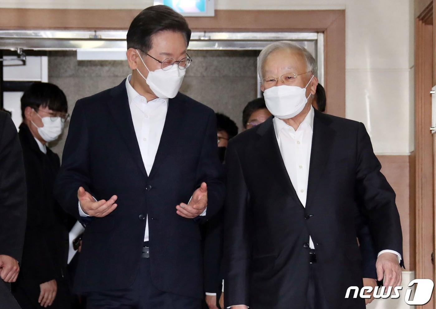 본문 이미지 - 이재명 더불어민주당 대표와 손경식 한국경영자총협회(경총) 회장. 2022.1.12/뉴스1 ⓒ News1 국회사진취재단