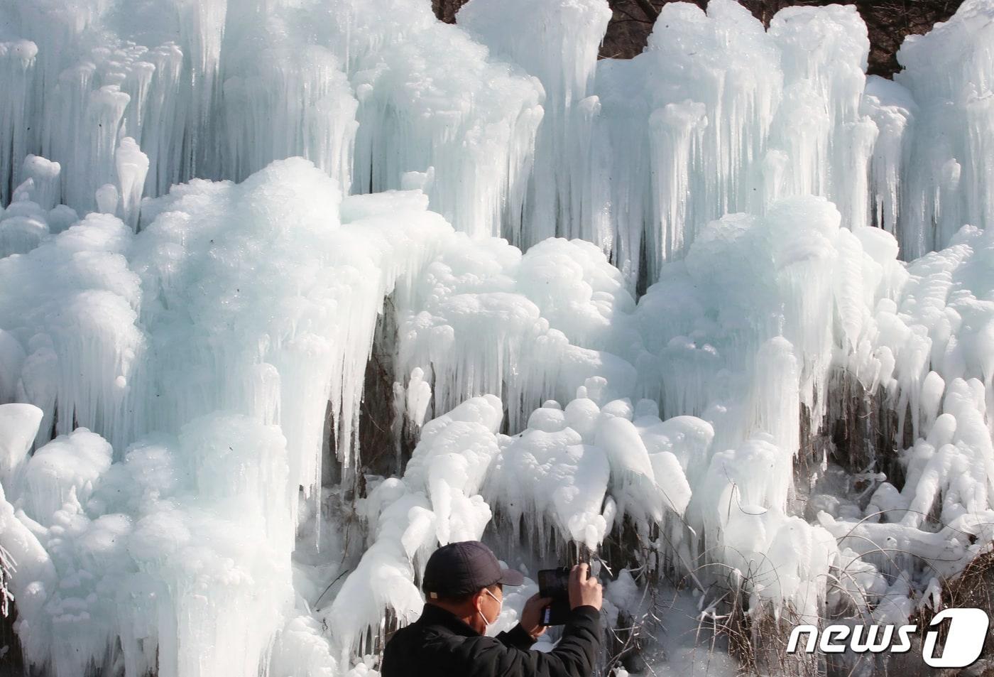 대전 동구 상소동 산림욕장 내 얼음동산을 찾은 시민들이 관람하고 있다. 2022.1.12/뉴스1 2022.1.12/뉴스1 ⓒ News1 김기태 기자