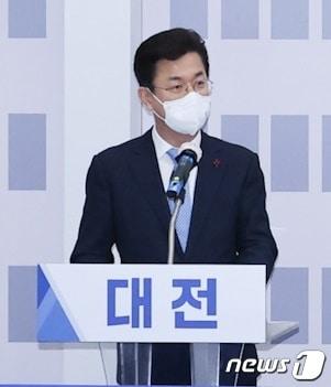 본문 이미지 - 허태정 대전시장이 12일 세종시청에서 20대 대선 후보들에게 건의할 충청권 공동공약을 발표하고 있다. ⓒ뉴스1