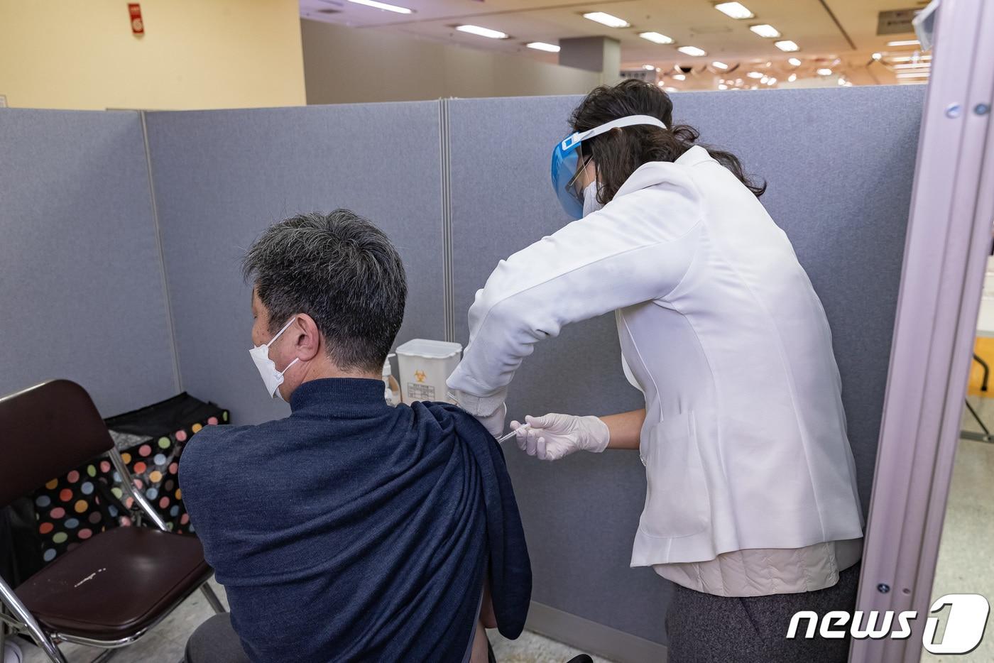 12일 광진구 강변테크노마트에 마련된 ‘찾아가는 백신접종센터’에서 한 구민이 코로나19 백신 3차 접종을 맞고 있다.(광진구 제공) 2022.1.12/뉴스1