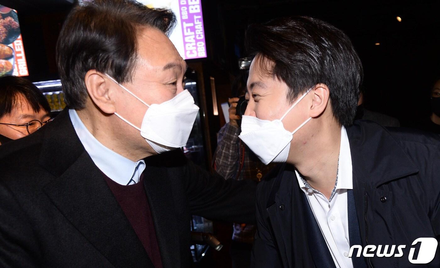 국민의힘 윤석열 대선 후보와 이준석 대표가 지난 12일 서울 종로구 그랑서울타워에서 열린 온라인게임 '리그오브레전드 챔피언스 코리아(LCK) 2022 스프링' 개막전을 관전하기 위해 만나 반갑게 이야기를 나누고 있다. ⓒ News1 국회사진취재단