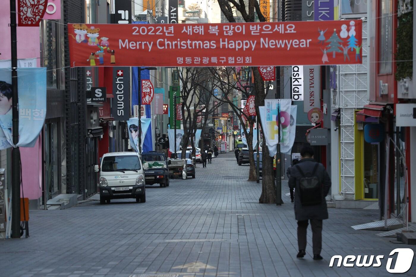 본문 이미지 - 사회적 거리두기 조정안 발표를 하루 앞둔 13일 서울 중구 명동거리가 한산한 모습을 보이고 있다. 2022.1.13/뉴스1 ⓒ News1 신웅수 기자
