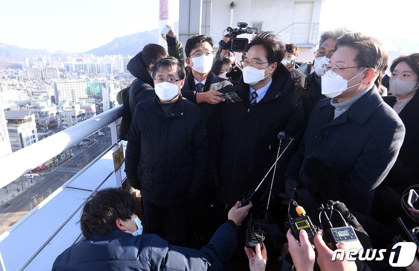이재명 더불어민주당 대선 후보(오른쪽)가 노원지역구 김성환, 고용진, 우원식의원과 함께 13일 서울 노원구의 한 건물에 올라 노후 아파트를 둘러보고 있다. 2022.1.13/뉴스1 ⓒ News1 국회사진취재단