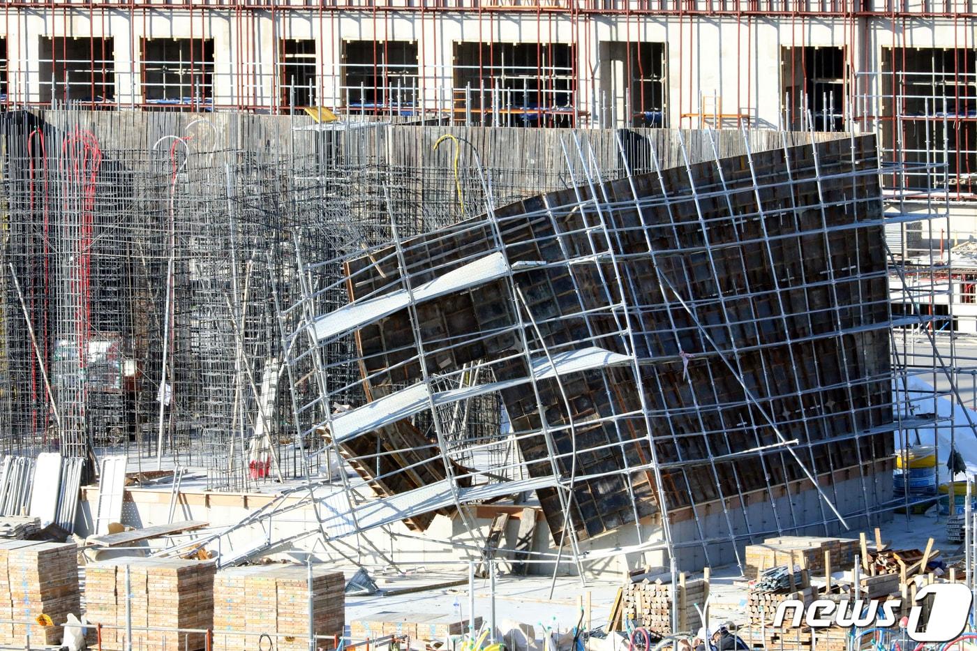본문 이미지 - 13일 경북 구미시 산동의 한 아파트 신축 건설현장에서 거푸집이 무너지는 사고가 났다. 이날  낮 12시 30분쯤 강풍으로 인해 사고가 난 것으로 알려졌으며 인명피해는 없었다. 2022.1.13/뉴스1 ⓒ News1 정우용 기자
