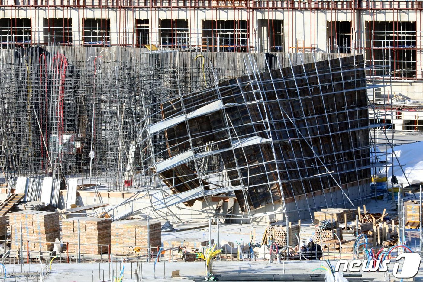 13일 경북 구미시 산동 한 아파트 신축 건설현장에서 거푸집이 무너지는 사고가 났다. 이 사고는 이날 12시 30분쯤 강풍으로 인해 난 것으로 알려졌으며 인명피해는 없었다. 2022.1.13/뉴스1 ⓒ News1 정우용 기자