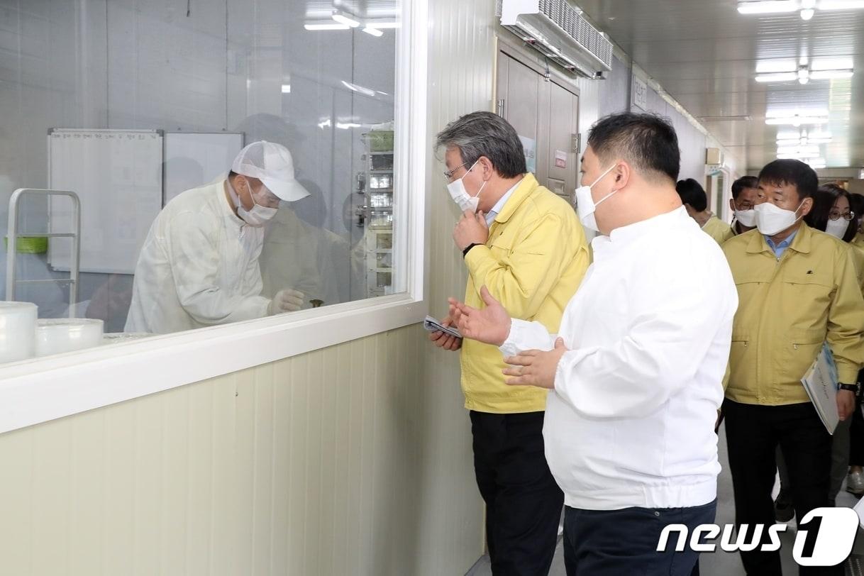 본문 이미지 - 전북 정읍시가 지역 내 아동 급식 지원비를 올해부터 7000원으로 인상했다. 유진섭 시장이 아동 급식센터를 방문하고 관계자로부터 급식과정에 대해 설명을 듣고 있다. (정읍시 제공)ⓒ 뉴스1