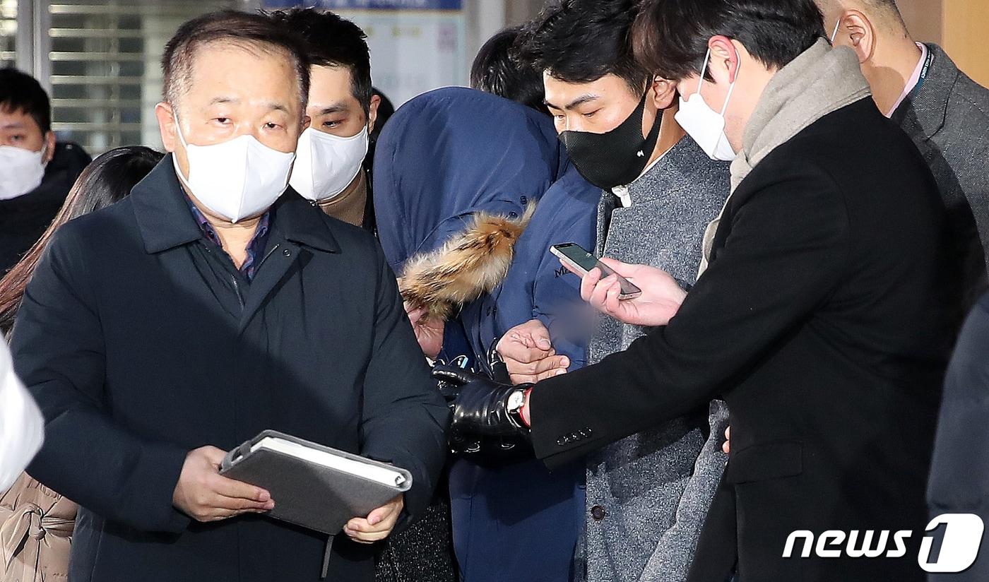 본문 이미지 - 회삿돈 2215억원을 횡령한 혐의를 받는 오스템임플란트 직원 이모씨가 14일 오전 서울 강서경찰서에서 검찰로 구속 송치되고 있다. 2022.1.14/뉴스1 ⓒ News1 김진환 기자