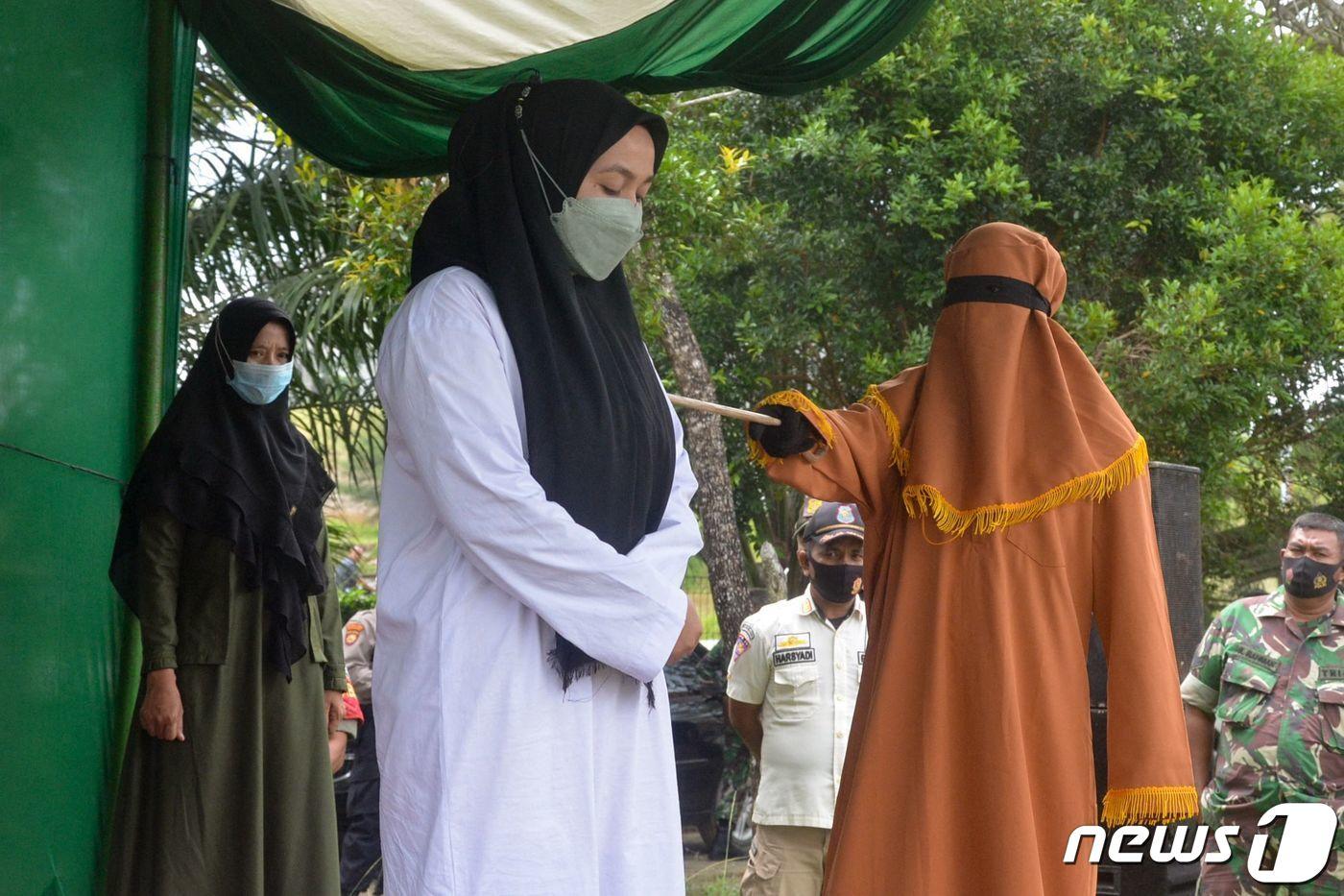 인도네시아 아체주에서 한 여성이 간통죄 혐의로 태형 100대를 선고받았다.  (특정 기사 내용과는 무관한 자료사진) 2022.01.14/news1 ⓒ AFP=뉴스1 ⓒ News1 김민수 기자