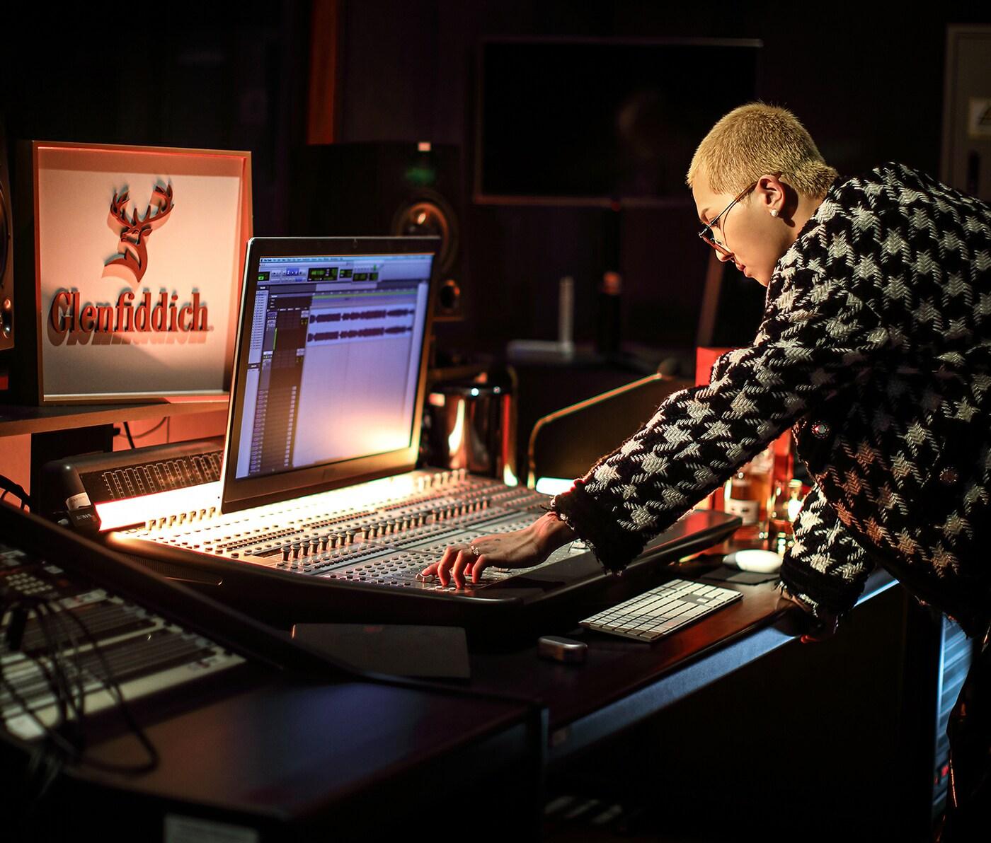 본문 이미지 - 글렌피딕 송민호 콜라보레이션 진행(윌리엄그랜트앤선즈코리아 제공) ⓒ 뉴스1