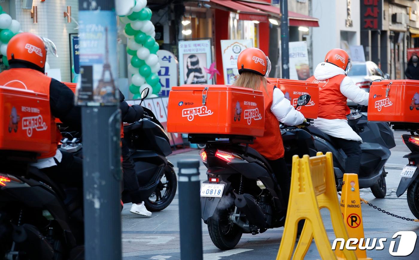 서울시의 공공배달앱 중 하나인 '땡겨요' 배달라이더들의 모습. /뉴스1 ⓒ News1 권현진 기자