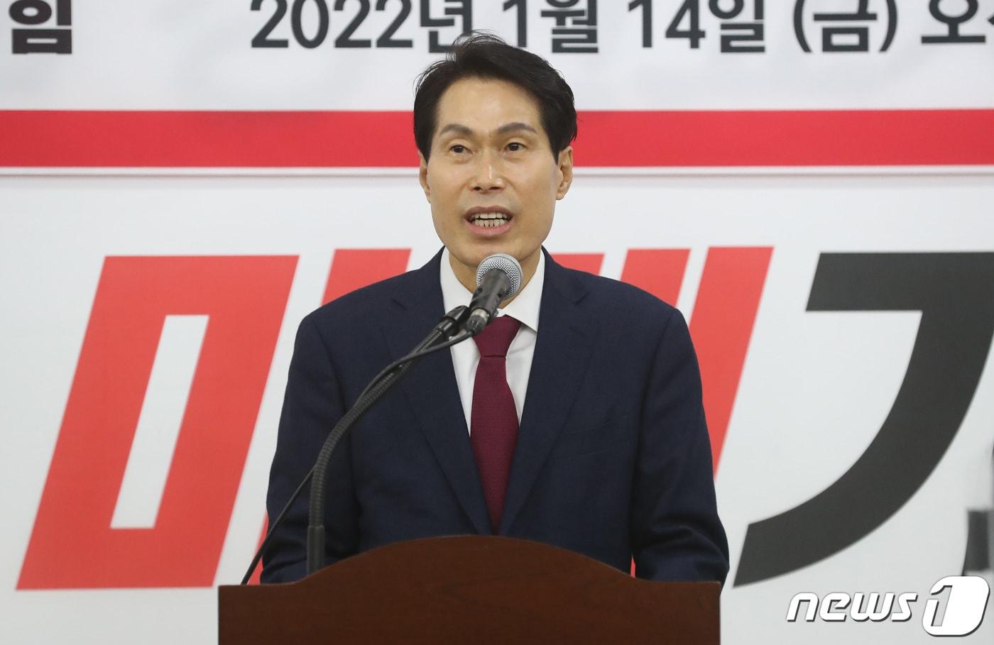 이진훈 전 수성구청장이 14일 오전 국민의힘 대구시당에서 기자회견을 열고 대구 중·남구 국회의원 보궐선거 출마를 선언하고 있다. 2022.1.14/뉴스1 ⓒ News1 공정식 기자