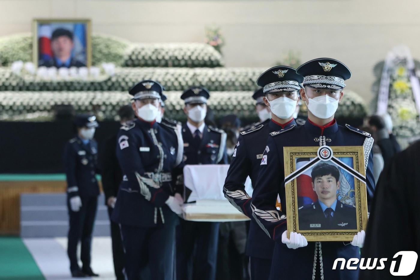 본문 이미지 - 공군 KF-5E 전투기 추락사고로 순직한 고(故) 심정민 소령(29·공사 64기·추서 계급)의 영결식이 14일 오전 경기도 수원시 공군 제10전투비행단에서 부대장(部隊葬)으로 엄수되고 있는 가운데 운구 행렬이 국립대전현충원으로 향하고 있다. 2022.1.14/뉴스1 ⓒ News1 김영운 기자