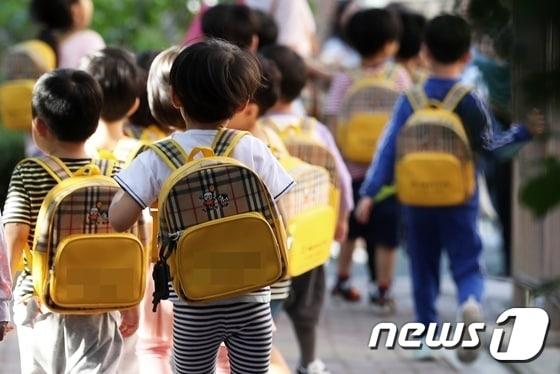 본문 이미지 - 유치원에 등원하는 아이들 ⓒ 뉴스1