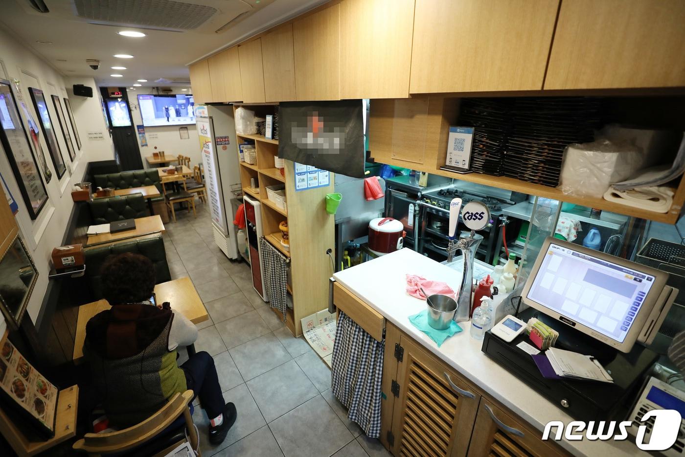 서울 명동의 한 음식점에서 식당주인이 손님을 기다리고 있다. /뉴스1 ⓒ News1 박세연 기자