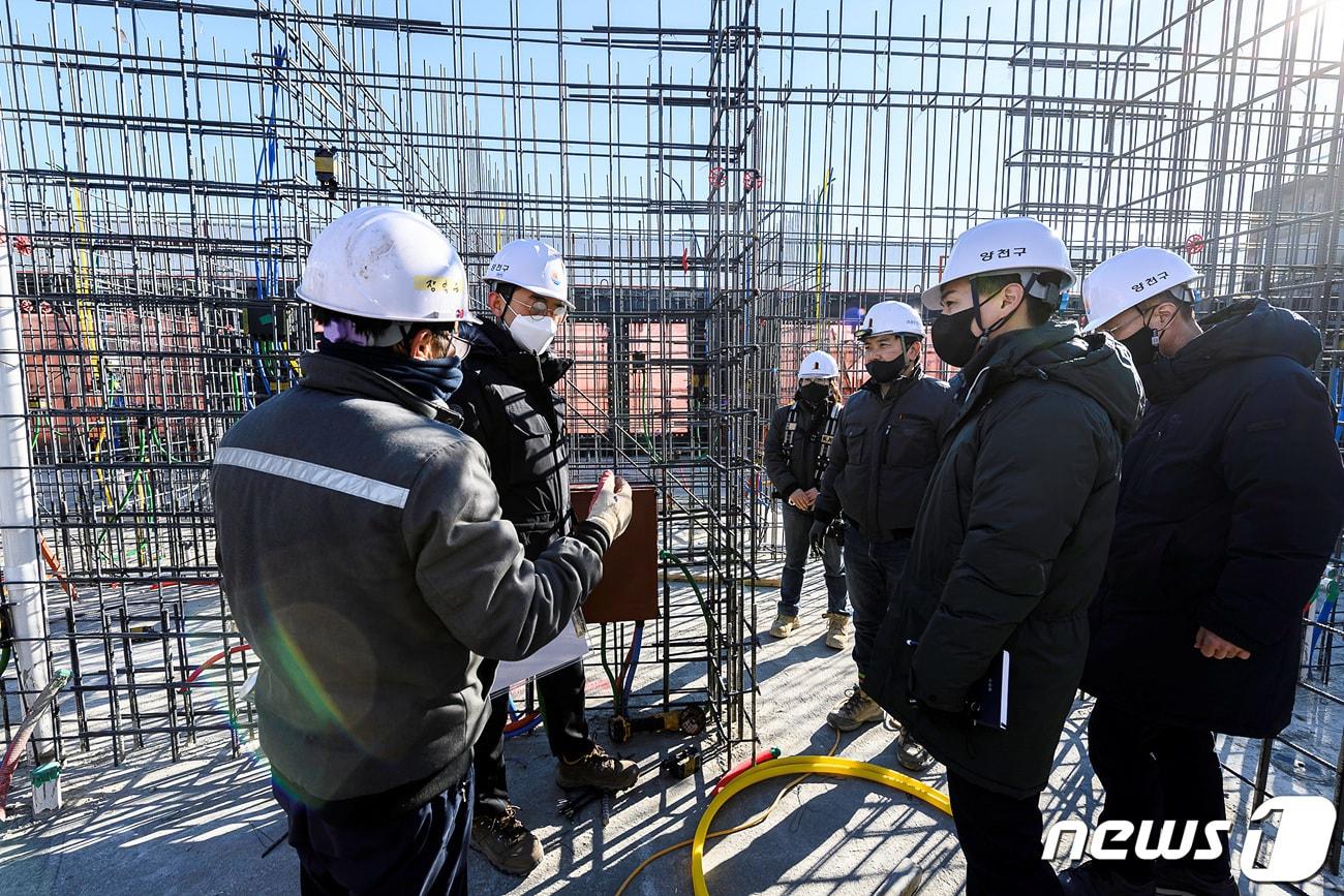 본문 이미지 - 서울 양천구 관내 공사현장에서 건축과 공무원, 건축사, 건축구조기술사가 점검을 하고 있다. &#40;양천구청 제공&#41; &#40;자료사진&#41; /뉴스1